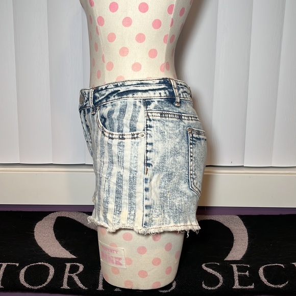 NWOT Mossimo High-Rise Faded Denim Stars & Stripes Shorts Size 5 - Picture 3 of 9